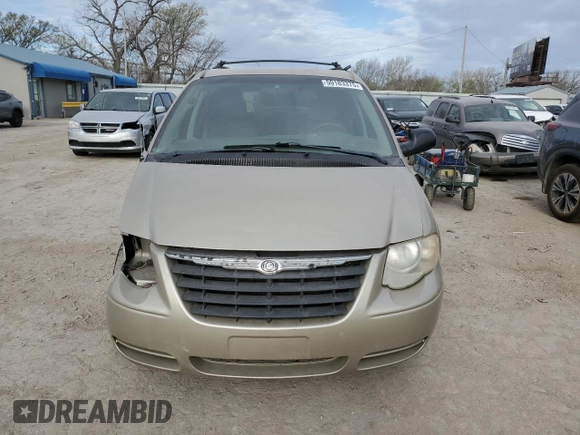 2005 Chrysler Town & Country Touring z VIN 2C4GP54L45R145521, wystawiony jako Copart lot #50183375 z przebiegiem 218 068 mil mil oraz Szkoda całkowita • Salvage title. Historia ofert i sprzedaży dostępna na DreamBid. Obrazek 5.