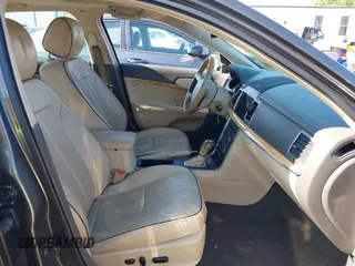 2012 Lincoln MKZ z VIN 3LNHL2GC1CR824871, wystawiony jako IAAI lot #42622399 z przebiegiem 155 315 mil mil oraz . Historia ofert i sprzedaży dostępna na DreamBid. Obrazek 5.