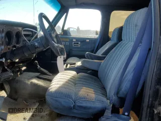 1991 Chevrolet Suburban z VIN 1GNGV26K1MF104219, wystawiony jako Copart lot #87527045 z przebiegiem 189 345 mil mil oraz Czysty tytuł • Clean title. Historia ofert i sprzedaży dostępna na DreamBid. Obrazek 7.