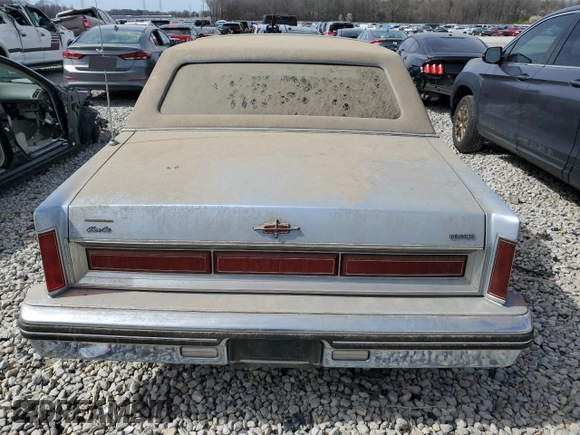 1984 Lincoln Town Car z VIN 1LNBP96F2EY683747, wystawiony jako Copart lot #41248394 z przebiegiem 77 094 mil mil oraz Czysty tytuł • Clean title. Historia ofert i sprzedaży dostępna na DreamBid. Obrazek 6.