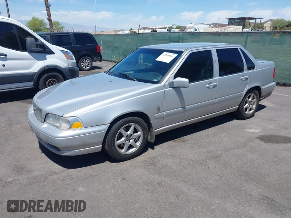 1999 Volvo S70 z VIN YV1LS55A0X2597598, wystawiony jako IAAI lot #42249040 z przebiegiem 280 390 mil mil oraz . Historia ofert i sprzedaży dostępna na DreamBid. Obrazek 2.