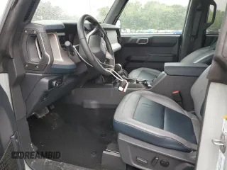 2024 Ford Bronco Outer Banks z VIN 1FMDE8BHXRLA92990, wystawiony jako Copart lot #56416545 z przebiegiem 4 366 mil mil oraz Szkoda całkowita • Salvage title. Historia ofert i sprzedaży dostępna na DreamBid. Obrazek 7.