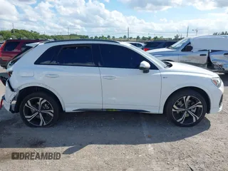 2024 Audi Q3 S line Premium Plus z VIN WA1EECF39R1136414, wystawiony jako IAAI lot #41676419 z przebiegiem 7824 mil mil oraz . Historia ofert i sprzedaży dostępna na DreamBid. Obrazek 14.