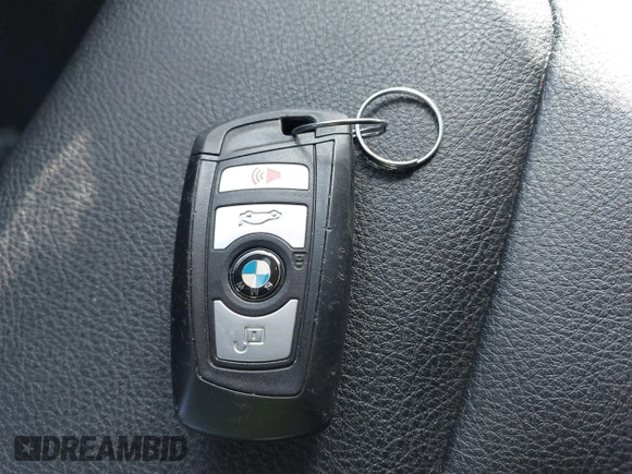 2016 BMW 3 Series 320i xDrive z VIN WBA8E5G56GNT93029, wystawiony jako IAAI lot #41652248 z przebiegiem 93 088 mil mil oraz . Historia ofert i sprzedaży dostępna na DreamBid. Obrazek 11.