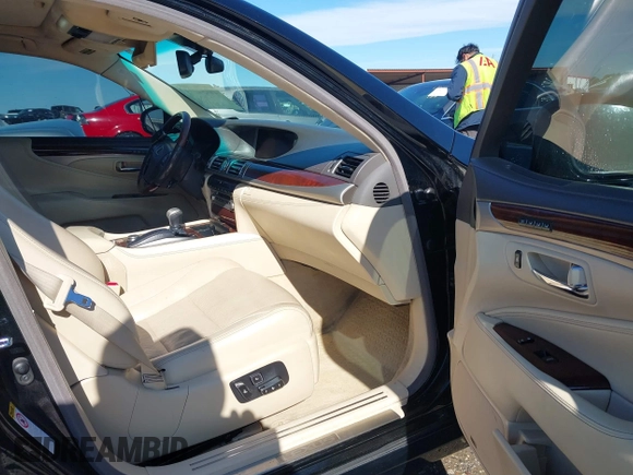 2013 Lexus LS 460 L z VIN JTHGL5EF4D5047720, wystawiony jako IAAI lot #41854275 z przebiegiem 144 564 mil mil oraz . Historia ofert i sprzedaży dostępna na DreamBid. Obrazek 5.