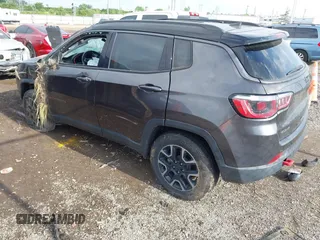 2019 Jeep Compass Trailhawk z VIN 3C4NJDDB5KT722107, wystawiony jako IAAI lot #42209114 z przebiegiem 65 088 mil mil oraz . Historia ofert i sprzedaży dostępna na DreamBid. Obrazek 3.