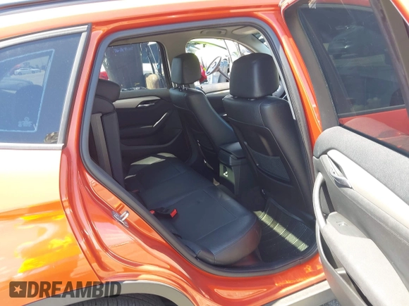 2013 BMW X1 28i z VIN WBAVM1C51DVW41056, wystawiony jako IAAI lot #40070143 z przebiegiem 152 657 mil mil oraz . Historia ofert i sprzedaży dostępna na DreamBid. Obrazek 8.