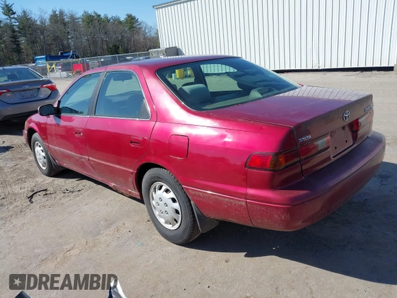 1998 Toyota Camry LE z VIN 4T1BG22K9WU367829, wystawiony jako IAAI lot #41820041 z przebiegiem 226 699 mil mil oraz . Historia ofert i sprzedaży dostępna na DreamBid. Obrazek 3.