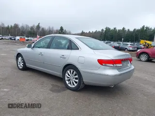 2006 Hyundai Azera SE z VIN KMHFC46F46A077702, wystawiony jako IAAI lot #42088782 z przebiegiem 103 033 mil mil oraz . Historia ofert i sprzedaży dostępna na DreamBid. Obrazek 3.