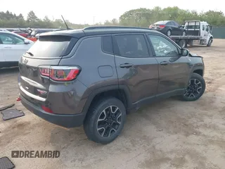 2019 Jeep Compass Trailhawk z VIN 3C4NJDDB9KT686048, wystawiony jako IAAI lot #42414161 z przebiegiem 92 683 mil mil oraz . Historia ofert i sprzedaży dostępna na DreamBid. Obrazek 4.
