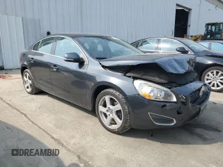 2013 Volvo S60 T5 Premier z VIN YV1612FS9D2189196, wystawiony jako Copart lot #59529975 z przebiegiem 109 078 mil mil oraz Czysty tytuł • Clean title. Historia ofert i sprzedaży dostępna na DreamBid. Obrazek 4.