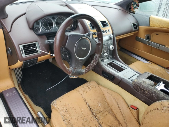2011 Aston Martin DB9 z VIN SCFFDAAE8BGA13186, wystawiony jako Copart lot #74703544 z przebiegiem Nie podano mil oraz Szkody całkowita. Historia ofert i sprzedaży dostępna na DreamBid. Obrazek 8.