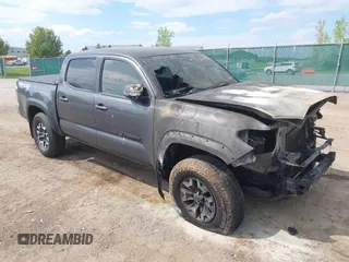 2023 Toyota Tacoma SR z VIN 3TMCZ5AN0PM636306, wystawiony jako IAAI lot #42255935 z przebiegiem 14 131 mil mil oraz . Historia ofert i sprzedaży dostępna na DreamBid. Obrazek 1.