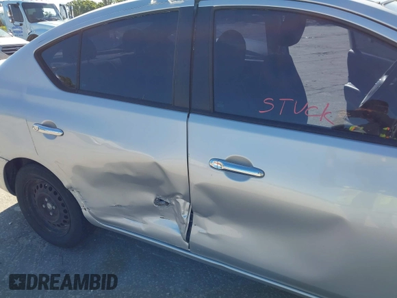 2016 Nissan Versa S z VIN 3N1CN7AP6GL837760, wystawiony jako IAAI lot #41843687 z przebiegiem 233 658 mil mil oraz . Historia ofert i sprzedaży dostępna na DreamBid. Obrazek 6.