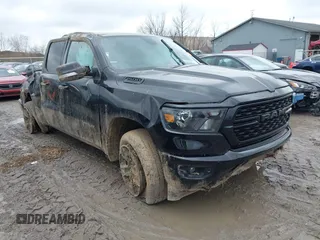 2022 Ram 1500 Big Horn z VIN 1C6SRFBT5NN138689, wystawiony jako IAAI lot #42007451 z przebiegiem 55 504 mil mil oraz . Historia ofert i sprzedaży dostępna na DreamBid. Obrazek 1.