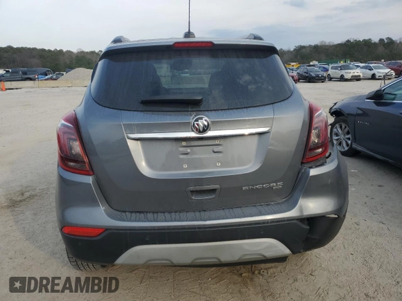 2020 Buick Encore Essence z VIN KL4CJGSB6LB020497, wystawiony jako Copart lot #43624955 z przebiegiem 99 448 mil mil oraz Tytuł czysty. Historia ofert i sprzedaży dostępna na DreamBid. Obrazek 6.