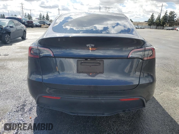2024 Tesla Model Y z VIN 7SAYGDED1RF089192, wystawiony jako Copart lot #48752085 z przebiegiem 7 643 mil mil oraz Szkoda całkowita • Salvage title. Historia ofert i sprzedaży dostępna na DreamBid. Obrazek 6.