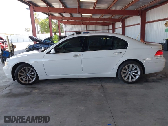 2007 BMW 7 Series 750Li z VIN WBAHN835X7DT74304, wystawiony jako IAAI lot #42594751 z przebiegiem 139 021 mil mil oraz . Historia ofert i sprzedaży dostępna na DreamBid. Obrazek 14.