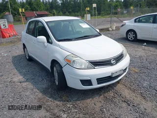 2010 Nissan Versa S z VIN 3N1BC1AP8AL415222, wystawiony jako IAAI lot #42400894 z przebiegiem 124 129 mil mil oraz . Historia ofert i sprzedaży dostępna na DreamBid. Obrazek 1.