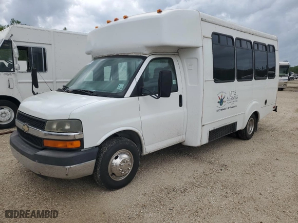 2007 Chevrolet Express Commercial Cutaway C7L DRW with VIN 1GBJG31U671234848, listed as a Copart auction lot 50197555 with 97,869 mi miles and Salvage Title. Bid and sale history available at carsss.com. Image 1.