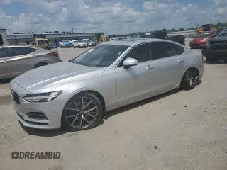 2018 Volvo S90 Momentum z VIN LVY982MKXJP017543, wystawiony jako Copart lot #55085585 z przebiegiem 110 620 mil mil oraz Szkody całkowita. Historia ofert i sprzedaży dostępna na DreamBid. Obrazek 1.
