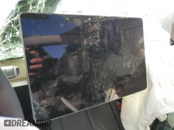 2023 Tesla Model 3 z VIN 5YJ3E1EA2PF460035, wystawiony jako Copart lot #61102025 z przebiegiem Nie podano mil oraz Szkoda całkowita • Salvage title. Historia ofert i sprzedaży dostępna na DreamBid. Obrazek 9.