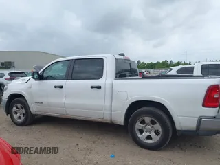 2025 Ram 1500 Big Horn z VIN 1C6SRFFPXSN581512, wystawiony jako IAAI lot #42158063 z przebiegiem 35 469 mil mil oraz . Historia ofert i sprzedaży dostępna na DreamBid. Obrazek 14.