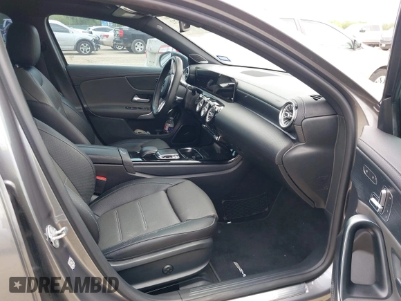 2020 Mercedes-Benz A 220 z VIN W1K3G4EBXLJ231762, wystawiony jako IAAI lot #42010712 z przebiegiem 44 325 mil mil oraz . Historia ofert i sprzedaży dostępna na DreamBid. Obrazek 5.