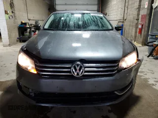 2014 Volkswagen Passat S z VIN 1VWAS7A39EC024588, wystawiony jako Copart lot #57968045 z przebiegiem 131 284 mil mil oraz Szkoda całkowita • Salvage title. Historia ofert i sprzedaży dostępna na DreamBid. Obrazek 5.