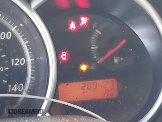 2010 Nissan Versa S z VIN 3N1BC1CP2AL351420, wystawiony jako IAAI lot #42076957 z przebiegiem 209 127 mil mil oraz . Historia ofert i sprzedaży dostępna na DreamBid. Obrazek 16.