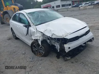 2024 Kia Forte LXS z VIN 3KPF24AD2RE827273, wystawiony jako IAAI lot #42262335 z przebiegiem 5 987 mil mil oraz . Historia ofert i sprzedaży dostępna na DreamBid. Obrazek 1.