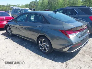 2025 Hyundai Elantra SEL Sport z VIN KMHLM4DG9SU909488, wystawiony jako IAAI lot #41990547 z przebiegiem 2 825 mil mil oraz . Historia ofert i sprzedaży dostępna na DreamBid. Obrazek 3.