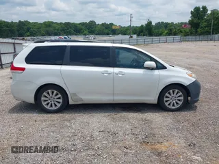2012 Toyota Sienna XLE AAS z VIN 5TDYK3DC3CS186962, wystawiony jako IAAI lot #42325047 z przebiegiem Nie podano mil oraz . Historia ofert i sprzedaży dostępna na DreamBid. Obrazek 13.