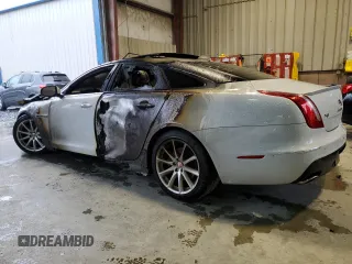 2016 Jaguar XJ R-Sport z VIN SAJWJ1CD8G8W02055, wystawiony jako Copart lot #52135285 z przebiegiem Nie podano mil oraz Nie do naprawy • Non repairable. Historia ofert i sprzedaży dostępna na DreamBid. Obrazek 2.