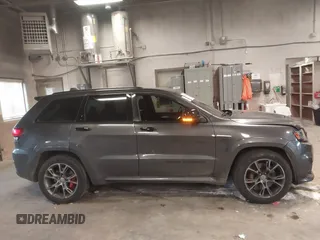 2018 Jeep Grand Cherokee SRT z VIN 1C4RJFDJ6JC432683, wystawiony jako IAAI lot #41971436 z przebiegiem 113 078 mil mil oraz . Historia ofert i sprzedaży dostępna na DreamBid. Obrazek 12.
