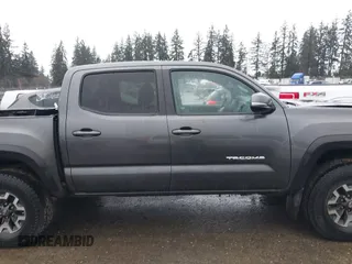 2017 Toyota Tacoma SR5 z VIN 3TMCZ5AN2HM084549, wystawiony jako IAAI lot #41834454 z przebiegiem 143 387 mil mil oraz . Historia ofert i sprzedaży dostępna na DreamBid. Obrazek 14.