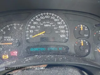2003 Chevrolet Silverado 2500 LS z VIN 1GCGK29U43Z166595, wystawiony jako IAAI lot #42259952 z przebiegiem 179 831 mil mil oraz . Historia ofert i sprzedaży dostępna na DreamBid. Obrazek 7.