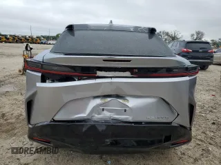 2024 Lexus RZ 300e Premium z VIN JTJABABB2RA000668, wystawiony jako Copart lot #71710714 z przebiegiem 9387 mil mil oraz Szkody całkowita. Historia ofert i sprzedaży dostępna na DreamBid. Obrazek 6.