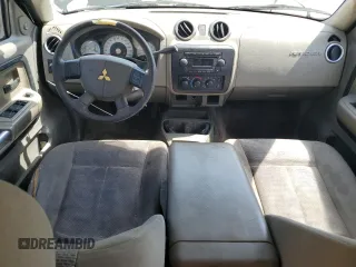 2006 Mitsubishi Raider Duro Cross z VIN 1Z7HC38K26S576434, wystawiony jako Copart lot #53798965 z przebiegiem 198 820 mil mil oraz Szkody całkowita. Historia ofert i sprzedaży dostępna na DreamBid. Obrazek 8.