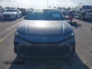 2025 Toyota Camry LE z VIN 4T1DAACK0SU500801, wystawiony jako IAAI lot #42123753 z przebiegiem 11 742 mil mil oraz . Historia ofert i sprzedaży dostępna na DreamBid. Obrazek 12.