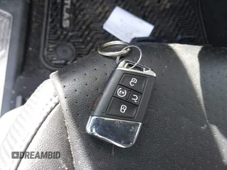 2022 Volkswagen Atlas SE z VIN 1V2HE2CA4NC220203, wystawiony jako IAAI lot #41982896 z przebiegiem 61 989 mil mil oraz . Historia ofert i sprzedaży dostępna na DreamBid. Obrazek 11.