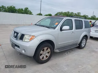 2006 Nissan Pathfinder SE z VIN 5N1AR18UX6C615746, wystawiony jako IAAI lot #42200595 z przebiegiem 186 998 mil mil oraz . Historia ofert i sprzedaży dostępna na DreamBid. Obrazek 2.