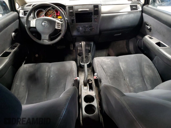 2008 Nissan Versa S z VIN 3N1BC13E48L363352, wystawiony jako Copart lot #50591665 z przebiegiem 204 311 mil mil oraz Szkoda całkowita • Salvage title. Historia ofert i sprzedaży dostępna na DreamBid. Obrazek 8.