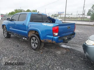 2017 Toyota Tacoma SR5 z VIN 3TMCZ5AN3HM059269, wystawiony jako IAAI lot #42231882 z przebiegiem 127 092 mil mil oraz . Historia ofert i sprzedaży dostępna na DreamBid. Obrazek 3.