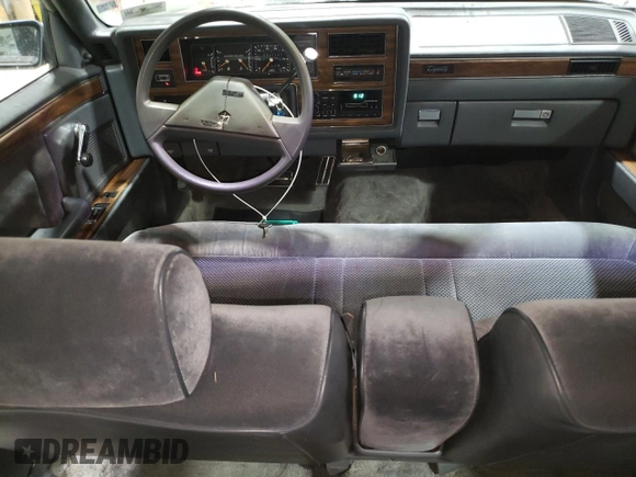 1989 Dodge Dynasty z VIN 1B3BC4634KD442902, wystawiony jako Copart lot #85151394 z przebiegiem 63 120 mil mil oraz Czysty tytuł • Clean title. Historia ofert i sprzedaży dostępna na DreamBid. Obrazek 8.