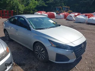 2025 Nissan Altima SV z VIN 1N4BL4DV5SN366500, wystawiony jako IAAI lot #42462519 z przebiegiem 8 945 mil mil oraz . Historia ofert i sprzedaży dostępna na DreamBid. Obrazek 1.