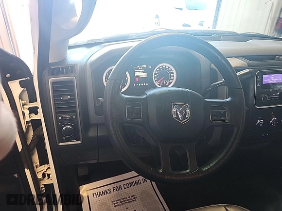 2013 Ram 1500 Tradesman z VIN 1C6RR6FP9DS560721, wystawiony jako IAAI lot #42598892 z przebiegiem 224 498 mil mil oraz . Historia ofert i sprzedaży dostępna na DreamBid. Obrazek 1.