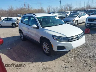 2015 Volkswagen Tiguan S z VIN WVGBV7AX5FW610055, wystawiony jako IAAI lot #41502961 z przebiegiem 81 683 mil mil oraz . Historia ofert i sprzedaży dostępna na DreamBid. Obrazek 1.