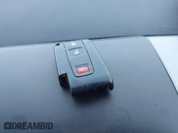 2005 Toyota Prius z VIN JTDKB20U353071619, wystawiony jako IAAI lot #42386134 z przebiegiem Nie podano mil oraz . Historia ofert i sprzedaży dostępna na DreamBid. Obrazek 11.
