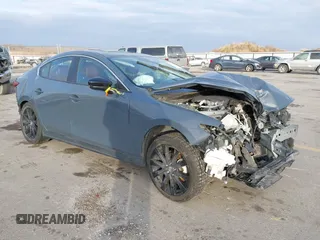 2022 Mazda 3 Carbon Edition z VIN 3MZBPACL8NM310043, wystawiony jako IAAI lot #41157393 z przebiegiem 99 447 mil mil oraz . Historia ofert i sprzedaży dostępna na DreamBid. Obrazek 1.